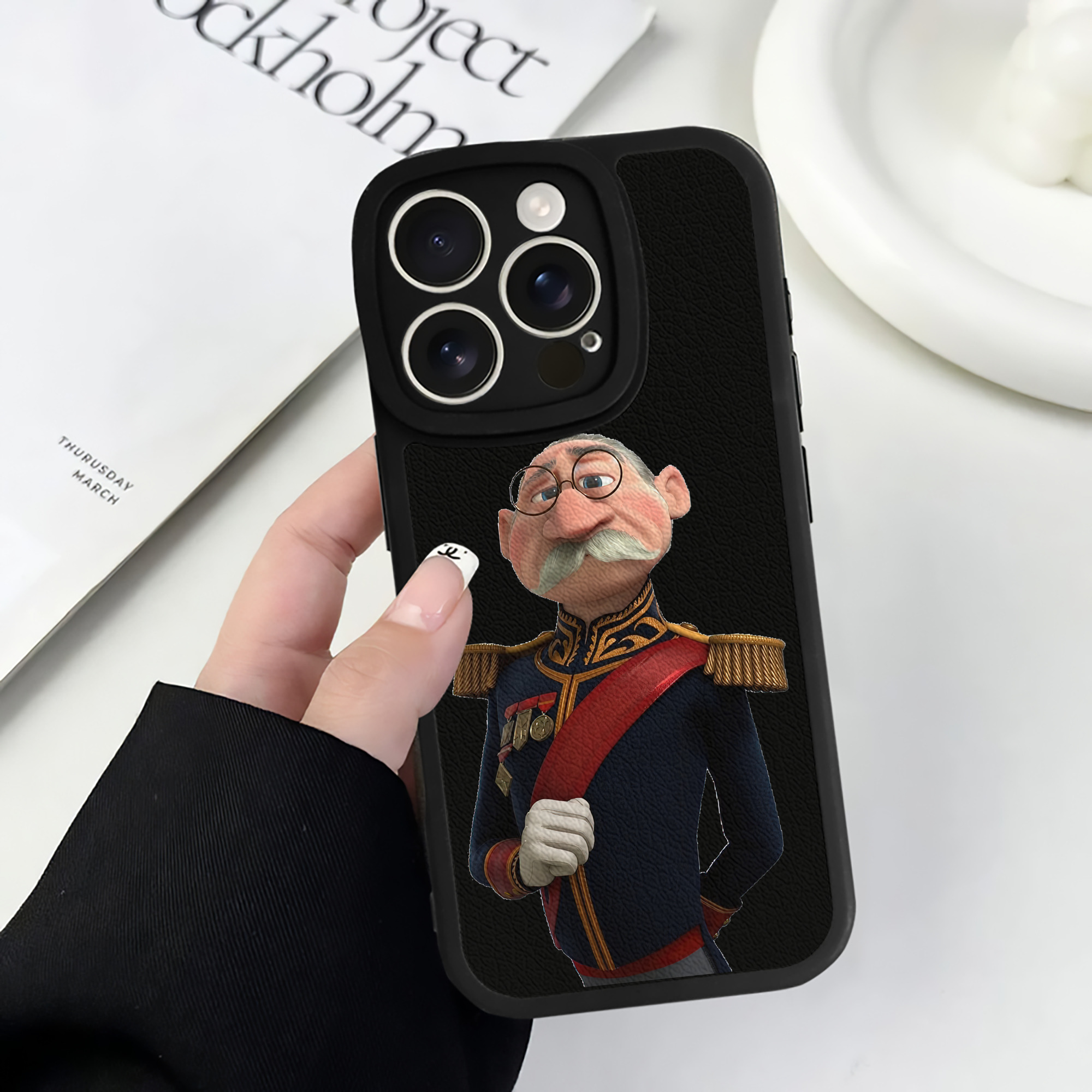 （画像用） アナと雪の女王 アンナ エルサ Frozen Anna Elsa 【iPhone 16シリーズ対応】シリコンスマホケース（レザー調） 材質：シリコン